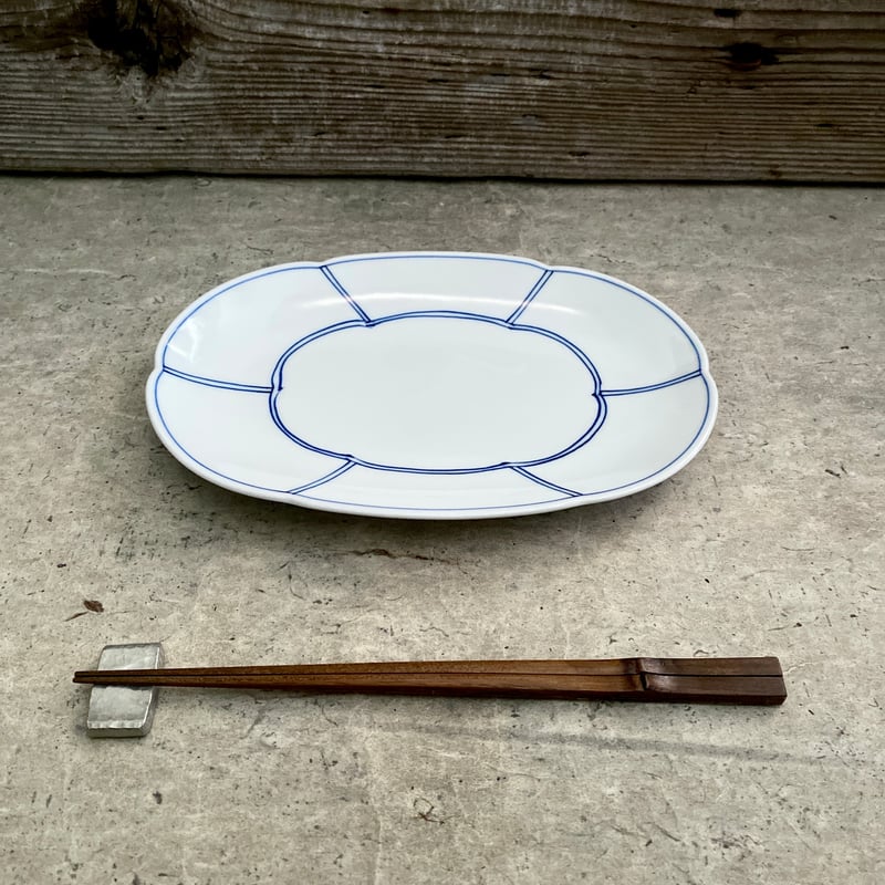 波佐見焼 洸琳窯 手描き間取り花型楕円皿（青） | MatsuBokkuri