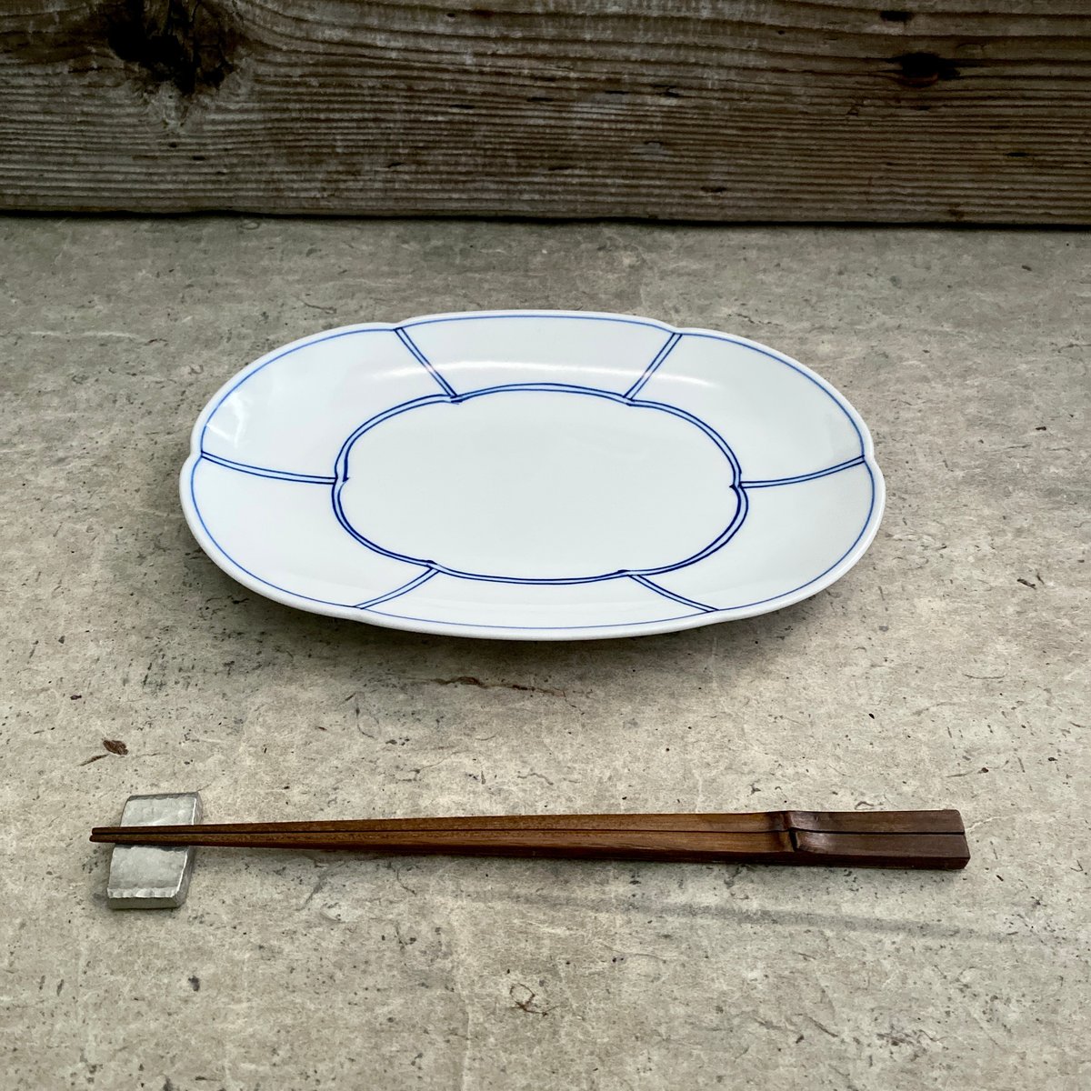 波佐見焼 洸琳窯 手描き間取り花型楕円皿（青） | MatsuBokkuri