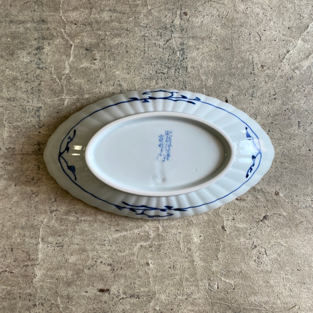 伊万里焼 寛右衛門窯 染付菊唐草楕円皿 | MatsuBokkuri 伊万里焼 寛右衛門窯 染付菊唐草楕円皿 | MatsuBokkuri