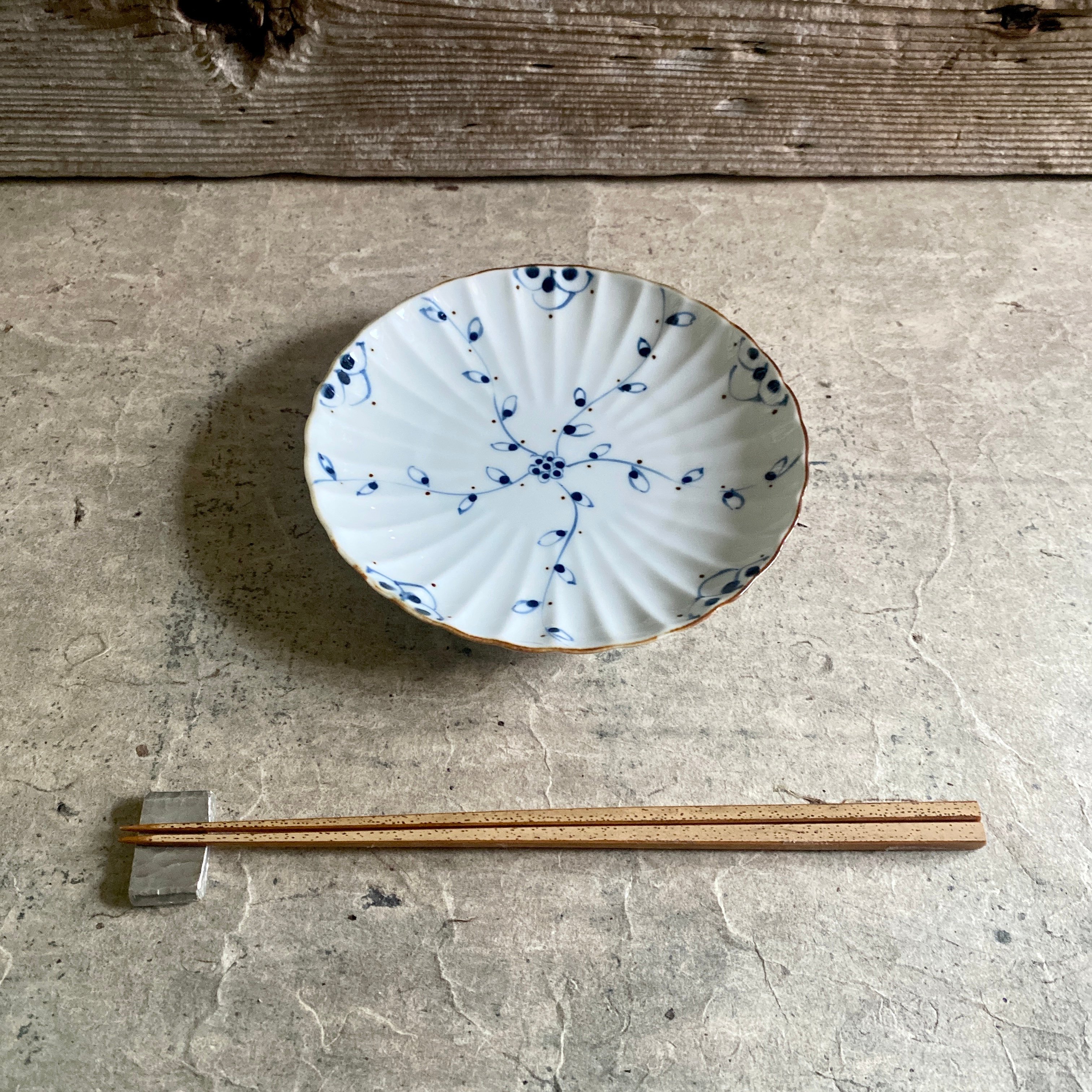 伊万里焼 徳七窯 つる花唐草輪花皿 | MatsuBokkuri