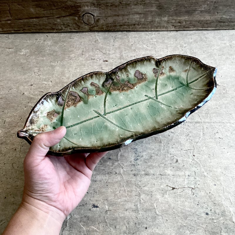 益子焼 古賀賢二 灰釉葉型大皿 | MatsuBokkuri