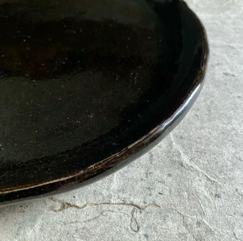 益子焼 黒柿釉8寸平皿 | MatsuBokkuri