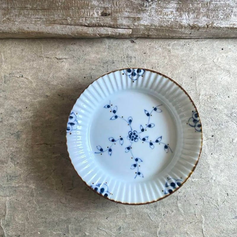 伊万里焼 徳七窯 つる花唐草渕彫皿 | MatsuBokkuri