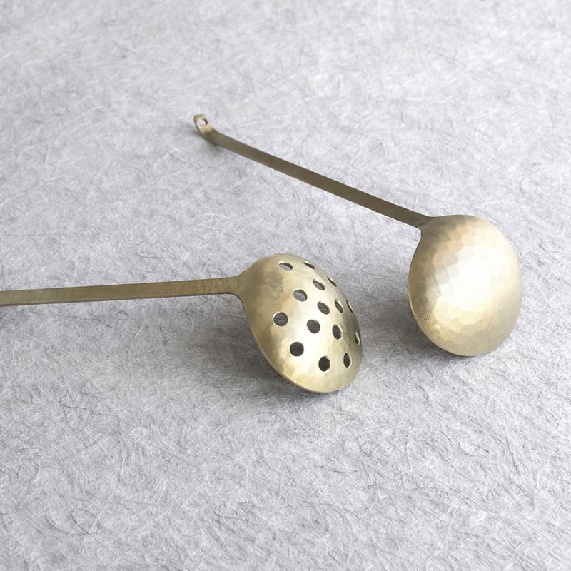 新潟燕 真鍮槌目入 手打ちお玉（穴明） | MatsuBokkuri