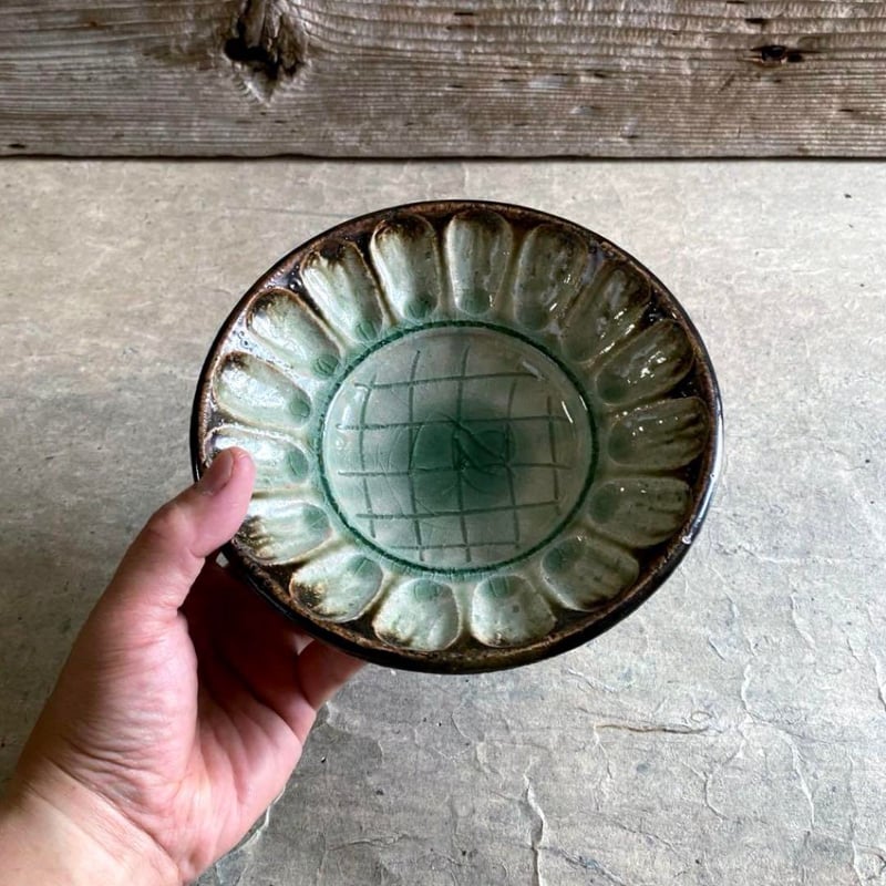 益子焼 古賀賢二 灰釉市松輪花彫鉢（中） | MatsuBokkuri