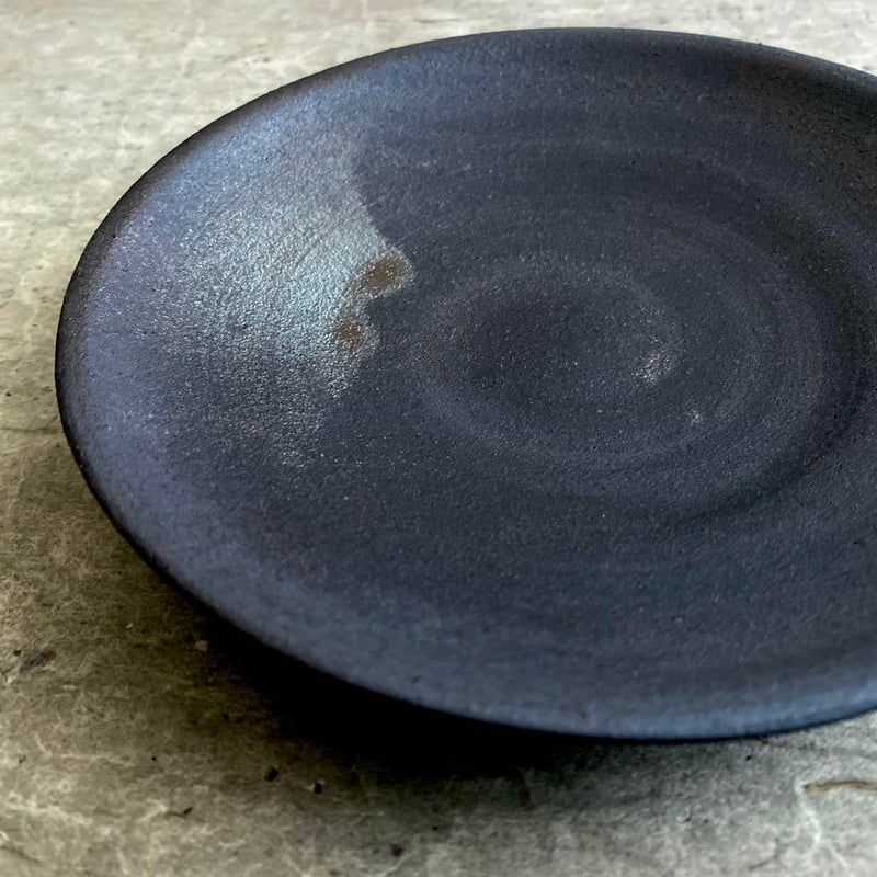 美濃焼 兵山窯 黒錆巻5.5寸丸皿 | MatsuBokkuri