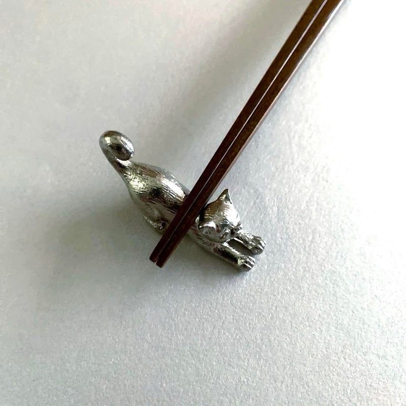 atrie_y 太田祐輔 錫製猫の箸置 「のび」 | MatsuBokkuri