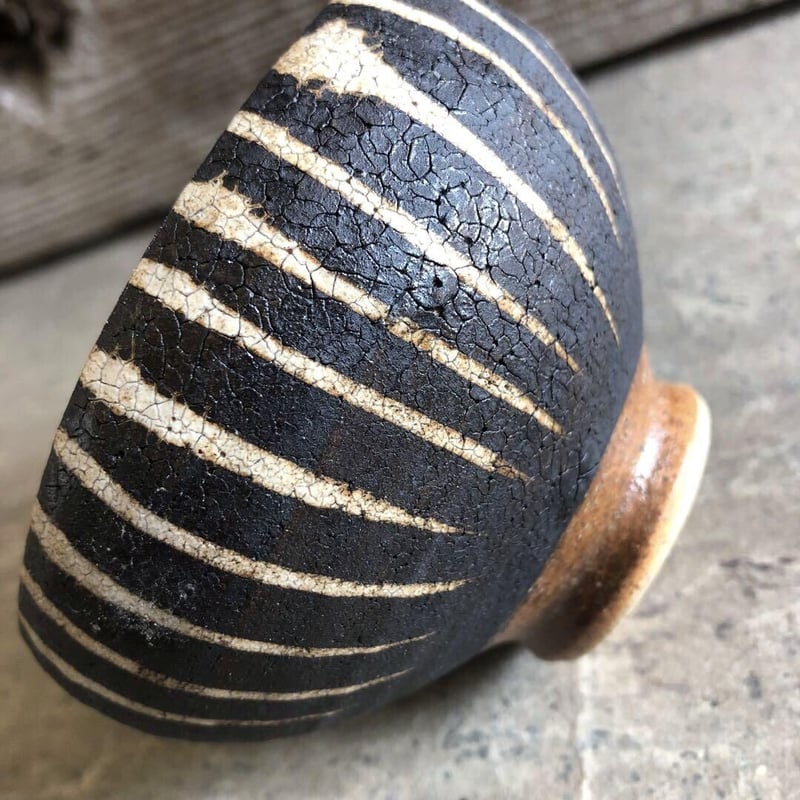 美濃焼 黒錆巻十草波渕高台碗 | MatsuBokkuri