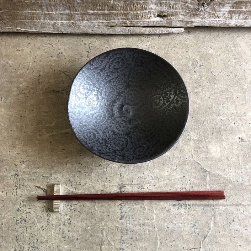 美濃焼 森川縞吉窯 鉄黒釉銀彩タコ唐草浅小鉢 | MatsuBokkuri