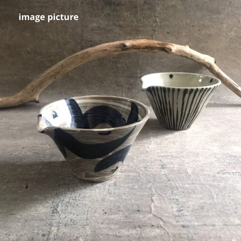 作家　陶芸作家　生井講蔵　益子焼　片口鉢　手捻り　22.5㎝　1点もの 益子焼 粉引刷毛目呉須椿絵片口鉢 | MatsuBokkuri