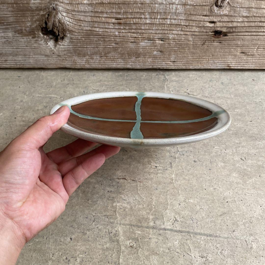 益子焼 柿釉渕糠青磁クロス7寸丸皿 | MatsuBokkuri