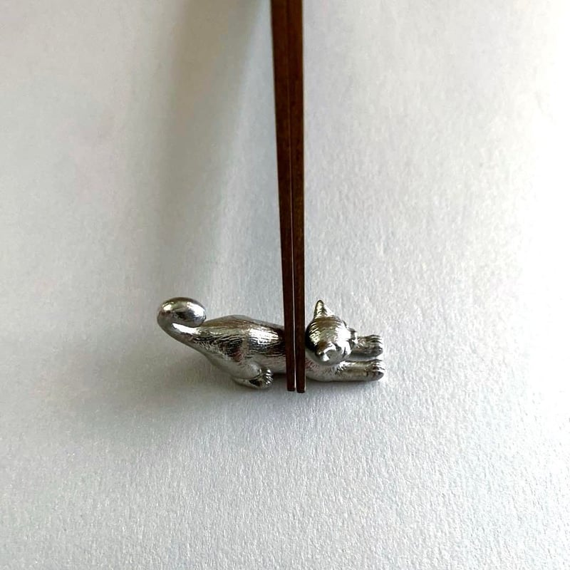 atrie_y 太田祐輔 錫製猫の箸置 「のび」 | MatsuBokkuri