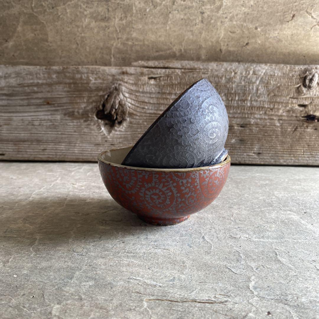 美濃焼 縞吉窯 黒鉄釉銀彩タコ唐草 丸飯碗 | MatsuBokkuri