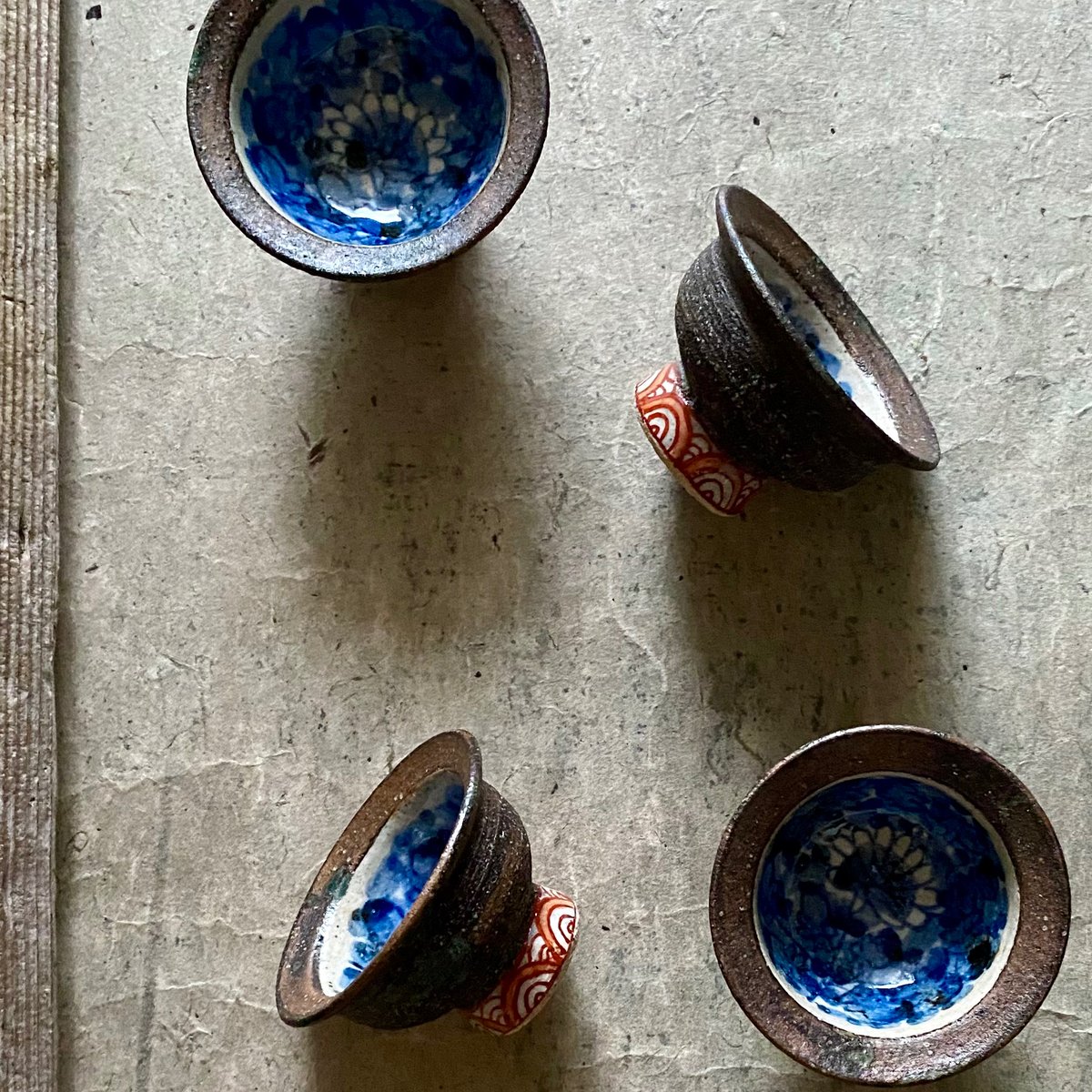 大日本永楽製　金彩唐草　三つ組盃 色絵金彩 盃 椿紋 薄紅 /錦山窯 KINZAN