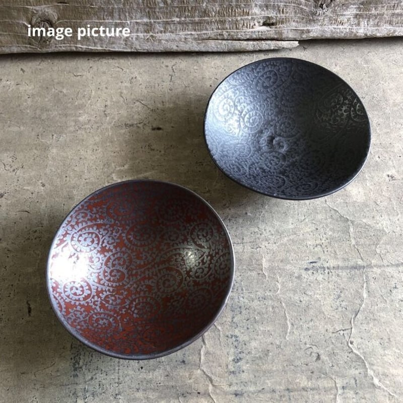 美濃焼 森川縞吉窯 鉄黒釉銀彩タコ唐草浅小鉢 | MatsuBokkuri