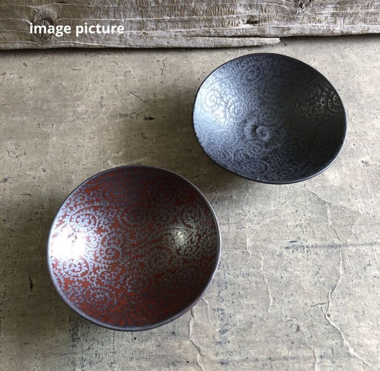 美濃焼 森川縞吉窯 鉄黒釉銀彩タコ唐草浅小鉢 | MatsuBokkuri