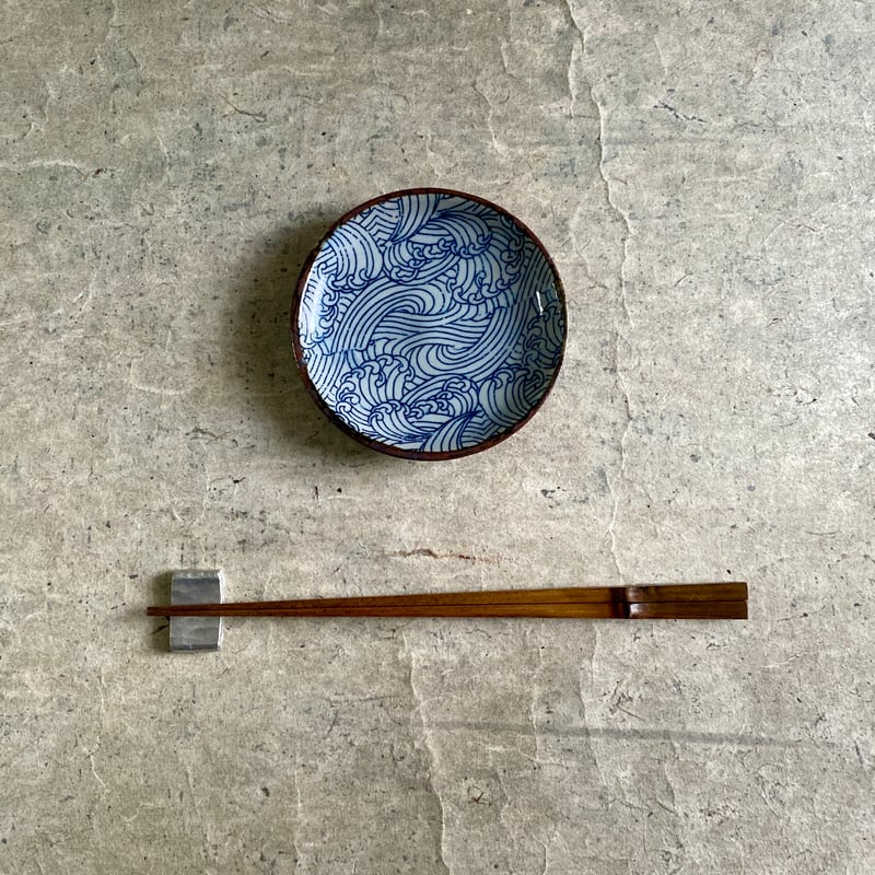 美濃焼 縞吉窯 渕錆染付荒波模様3寸皿 | MatsuBokkuri