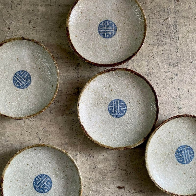 美濃焼 縞吉窯 渕錆白砂染付丸紋3寸皿 | MatsuBokkuri