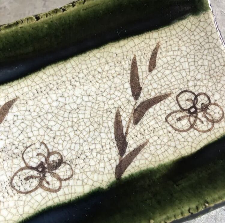 【美品】【梅村晴峰作】織部角皿　菓子器　箱あり 🔶SALE🔶 赤津焼 梅村晴峰昨 織部梅竹絵俎板皿 | MatsuBokkuri