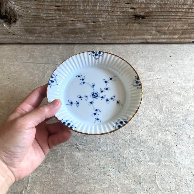 伊万里焼 徳七窯 つる花唐草渕彫皿 | MatsuBokkuri