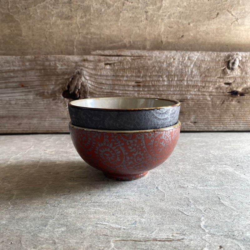 美濃焼 縞吉窯 黒鉄釉銀彩タコ唐草 丸飯碗 | MatsuBokkuri