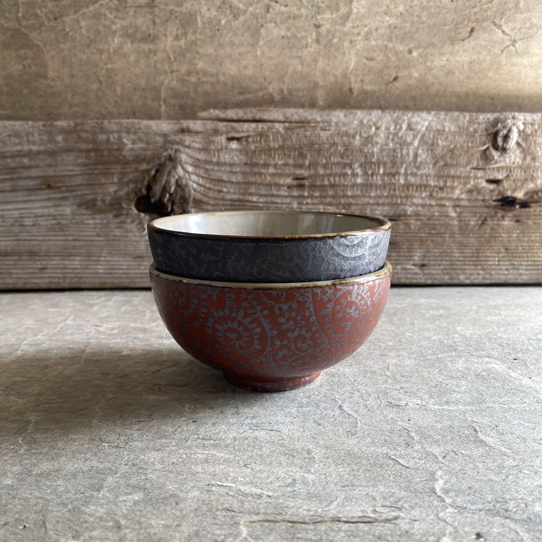 美濃焼 縞吉窯 黒鉄釉銀彩タコ唐草 丸飯碗 | MatsuBokkuri