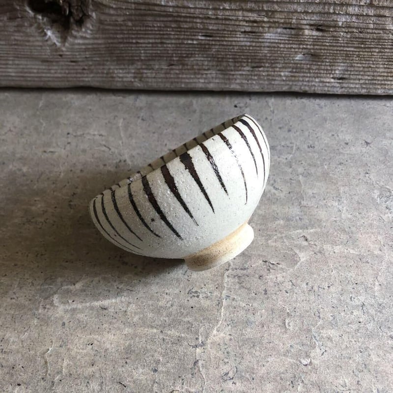 美濃焼 兵山窯 粉引錆十草波渕高台碗 | MatsuBokkuri