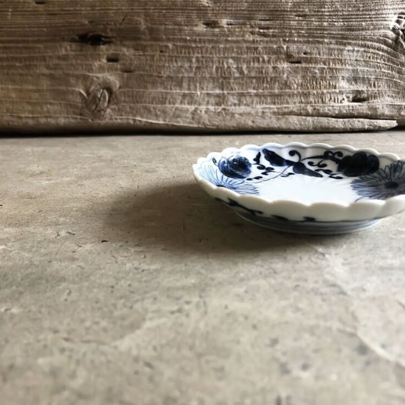 伊万里焼 寛右衛門窯 染付菊唐草3.5寸皿 | MatsuBokkuri 伊万里焼 寛右衛門窯 染付菊唐草3.5寸皿 | MatsuBokkuri