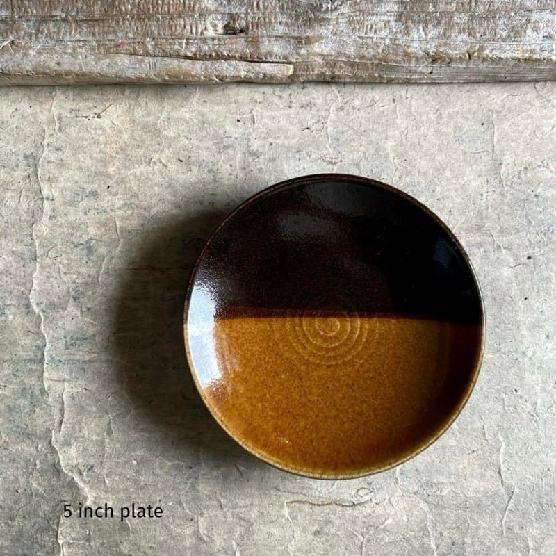 益子焼 井上製陶 塗分5寸皿（黒柿・飴） | MatsuBokkuri