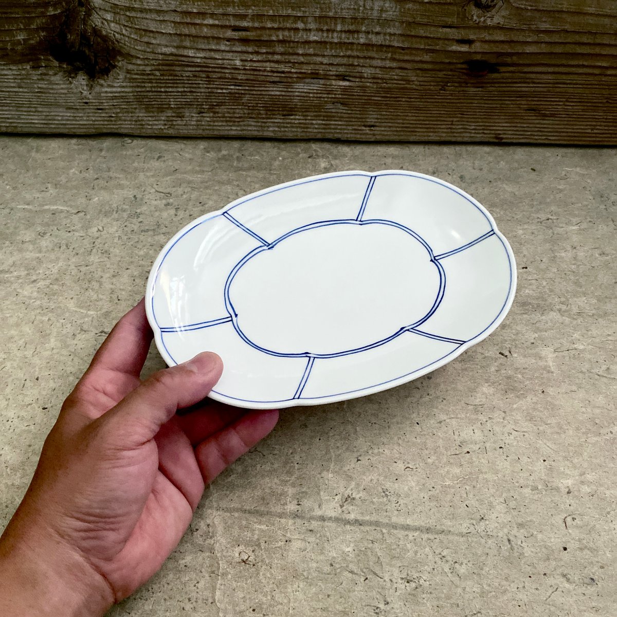 波佐見焼 洸琳窯 手描き間取り花型楕円皿（青） | MatsuBokkuri