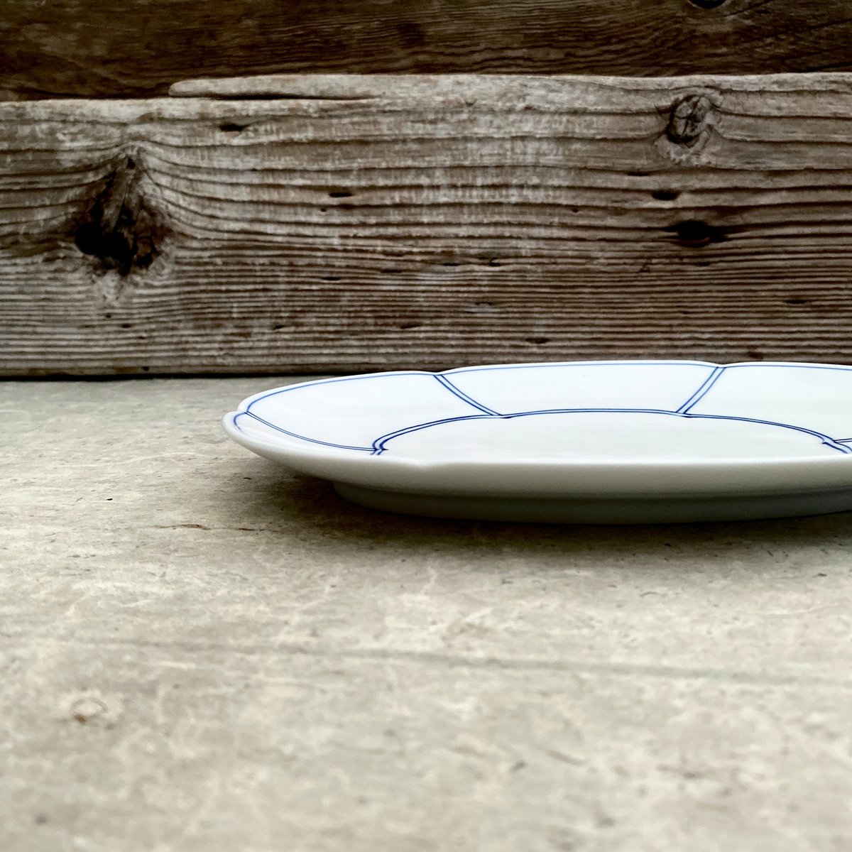 波佐見焼 洸琳窯 手描き間取り花型楕円皿（青） | MatsuBokkuri