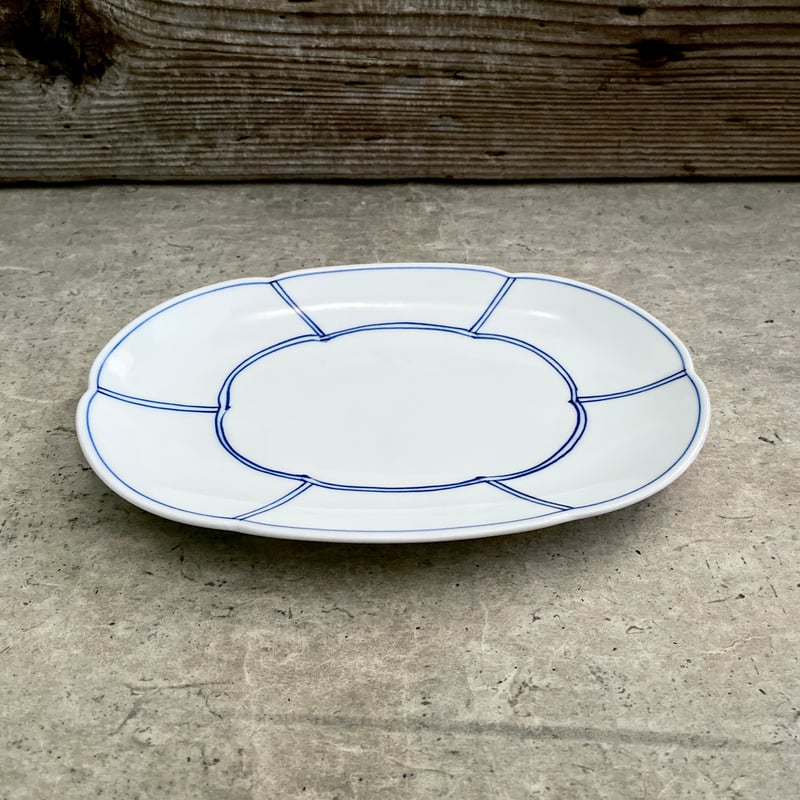 波佐見焼 洸琳窯 手描き間取り花型楕円皿（青） | MatsuBokkuri