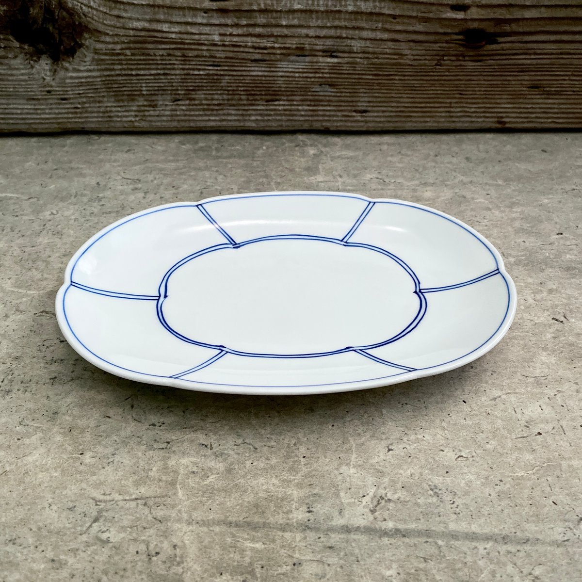 波佐見焼 洸琳窯 手描き間取り花型楕円皿（青） | MatsuBokkuri