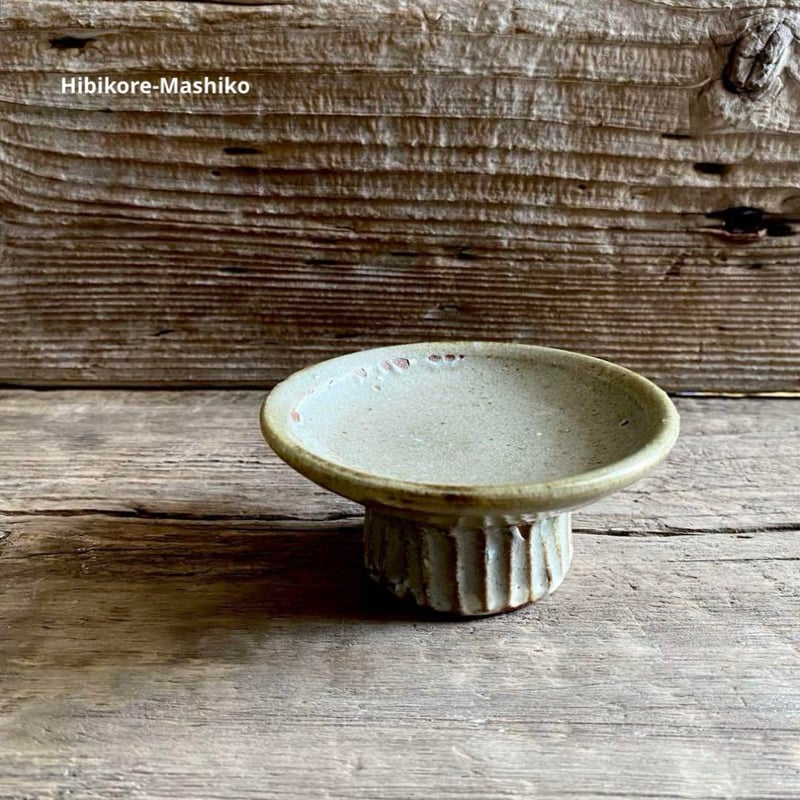 益子焼 台付き皿 益子焼 日々是 窯変粉引高台小皿 | MatsuBokkuri