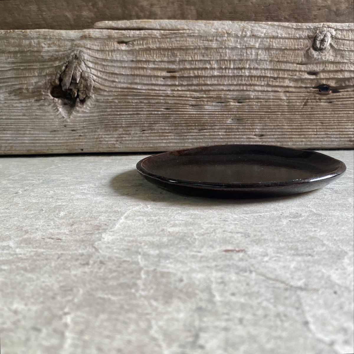益子焼 黒柿釉5寸平皿 | MatsuBokkuri