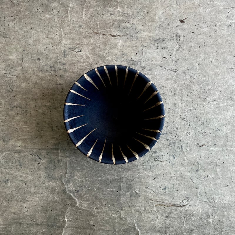 美濃焼 兵山窯 黒錆巻十草新飯碗 | MatsuBokkuri