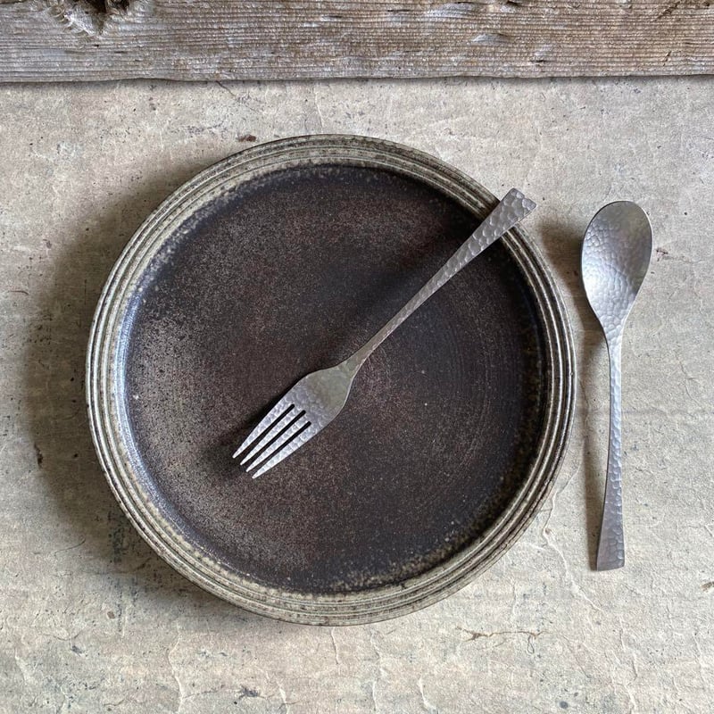 益子焼 皿. 益子焼 炭化渕彫8寸丸皿 | MatsuBokkuri