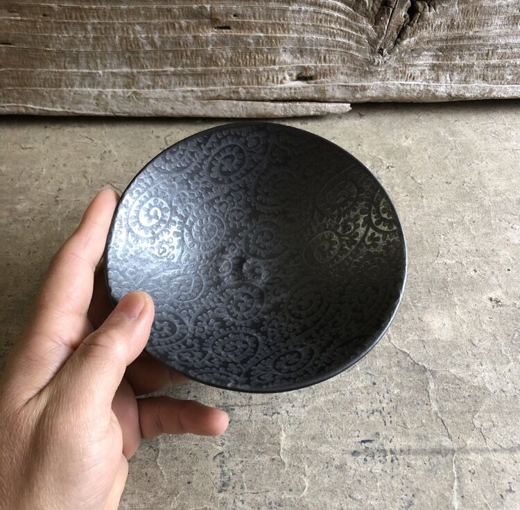 美濃焼 森川縞吉窯 鉄黒釉銀彩タコ唐草浅小鉢 | MatsuBokkuri