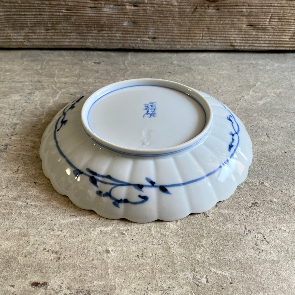 伊万里焼 寛右衛門窯 染付菊唐草6寸皿 | MatsuBokkuri 伊万里焼 寛右衛門窯 染付菊唐草6寸皿 | MatsuBokkuri
