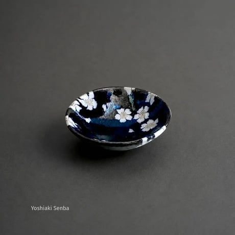 益子焼 千田義昭 練込平盃 黒土群青に白花 No2 | MatsuBokkuri