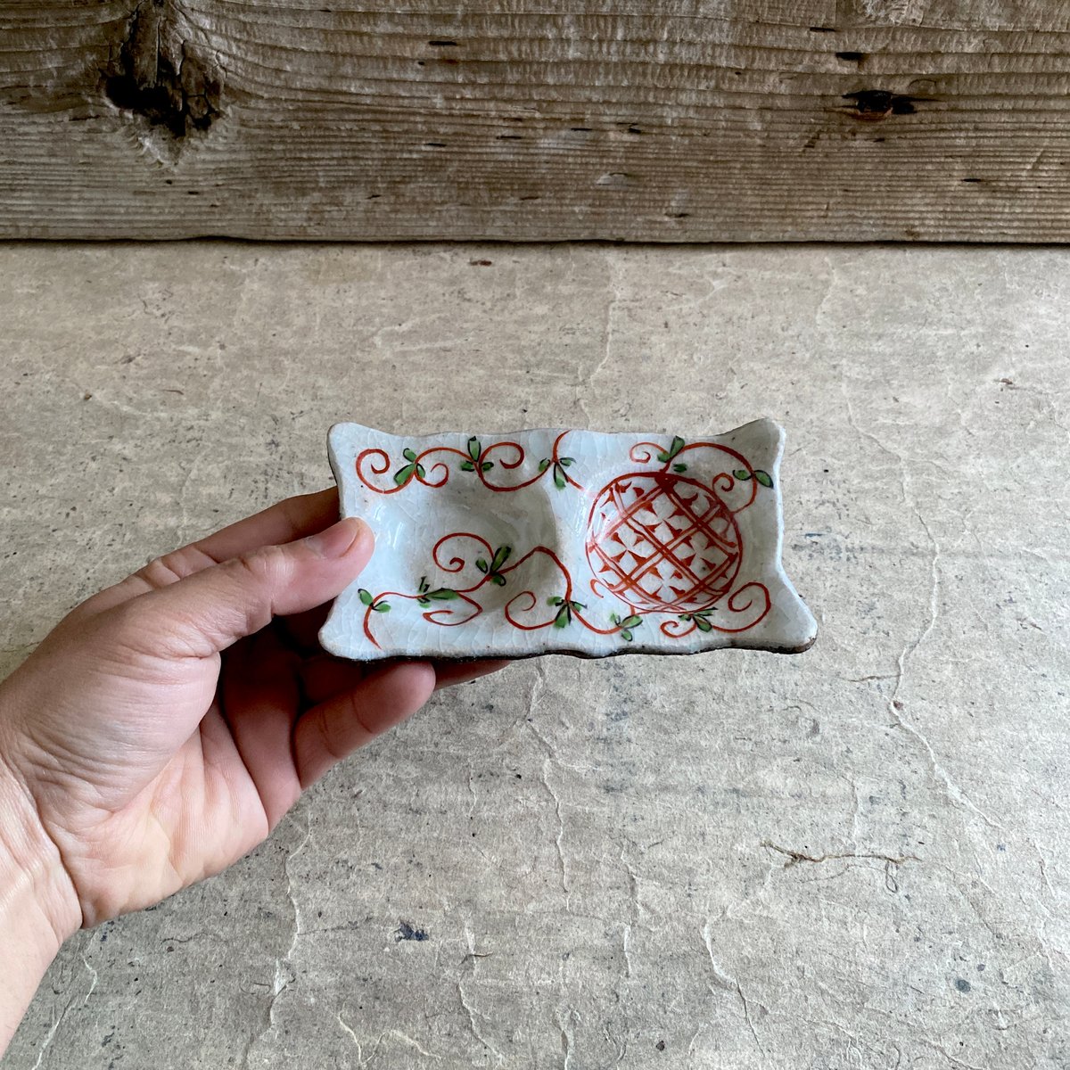 波佐見焼 洸彩窯 地紋唐草二品皿 | MatsuBokkuri