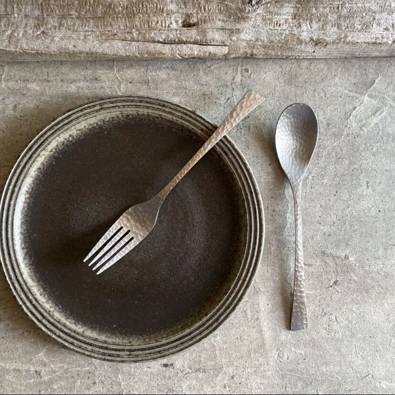 益子焼 炭化渕彫7寸丸皿 | MatsuBokkuri