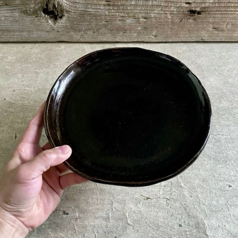 益子焼 黒柿釉8寸平皿 | MatsuBokkuri