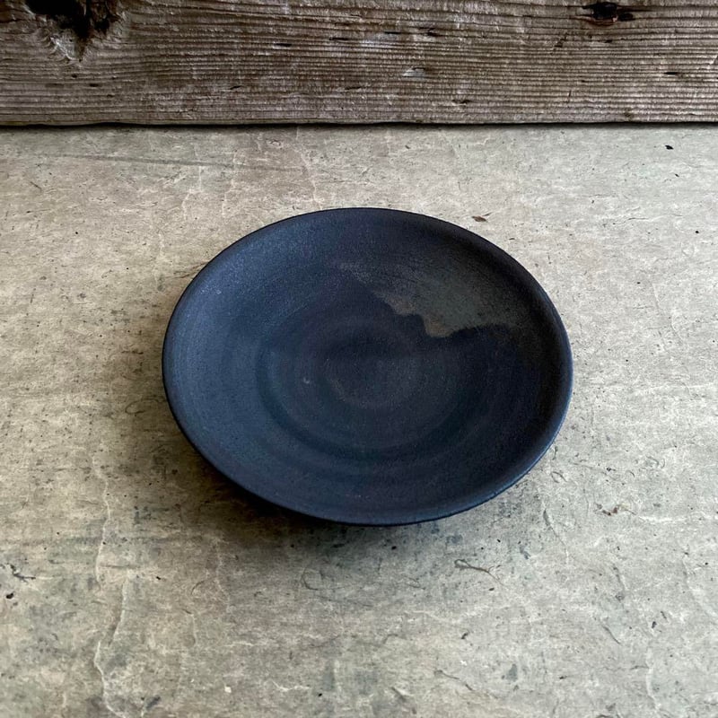 美濃焼 兵山窯 黒錆巻5.5寸丸皿 | MatsuBokkuri