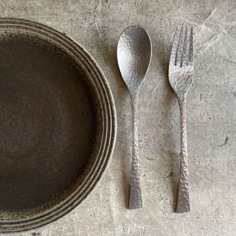 益子焼 炭化渕彫7寸丸皿 | MatsuBokkuri