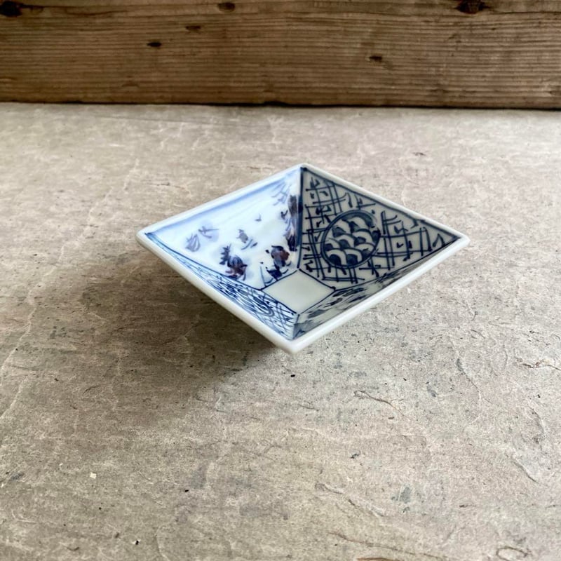 波佐見焼 一夢窯 染付地紋山水角小付 | MatsuBokkuri