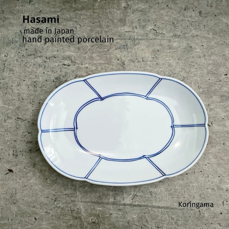 波佐見焼 洸琳窯 手描き間取り花型楕円皿（青） | MatsuBokkuri
