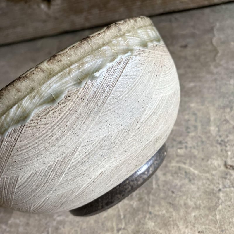 益子焼 刷毛目5寸丸丼「内黒刷毛目」 | MatsuBokkuri