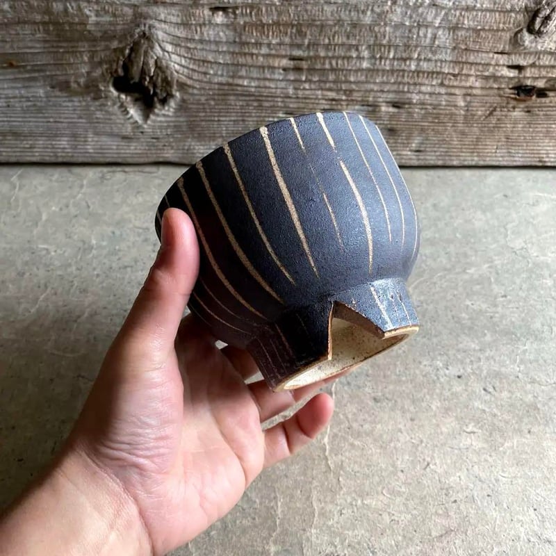 美濃焼 兵山窯 黒錆巻十草切立高台鉢 | MatsuBokkuri