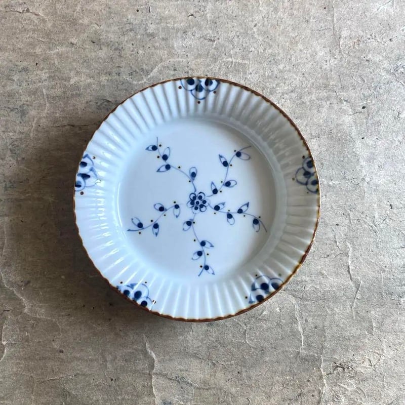 伊万里焼 徳七窯 つる花唐草渕彫皿 | MatsuBokkuri